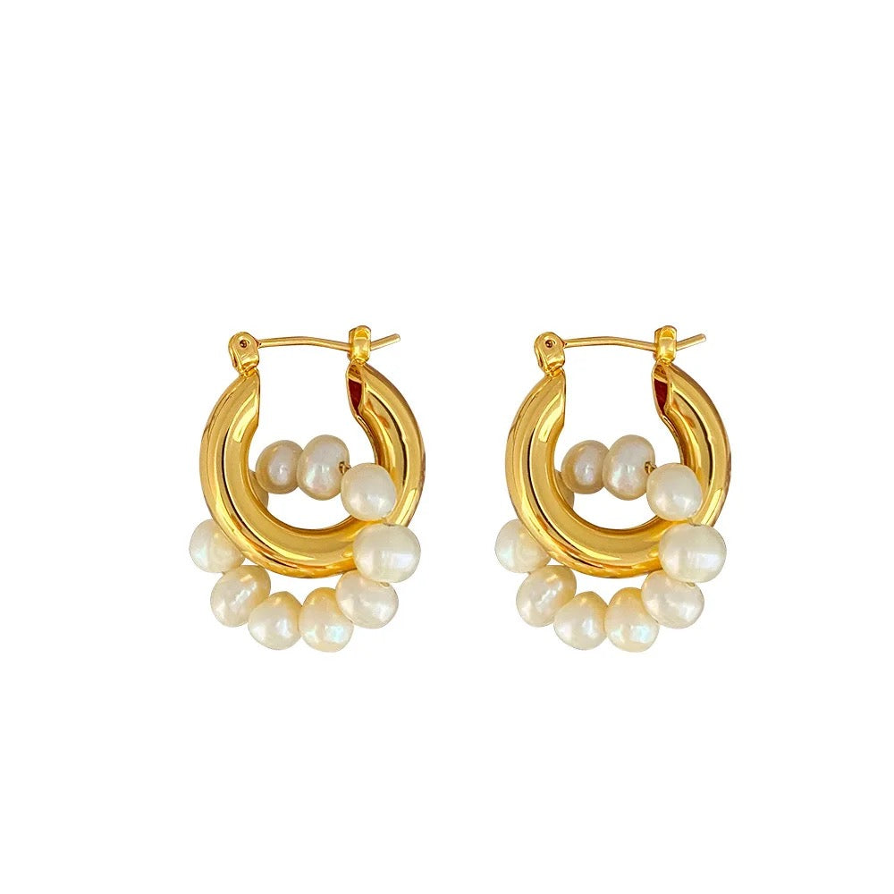 Boucles d’oreilles Maé dorées avec perles d’eau naturelles