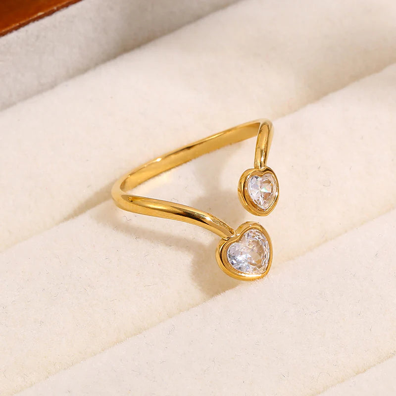Bague Amaya dorée asymétrique cœurs strass zircones