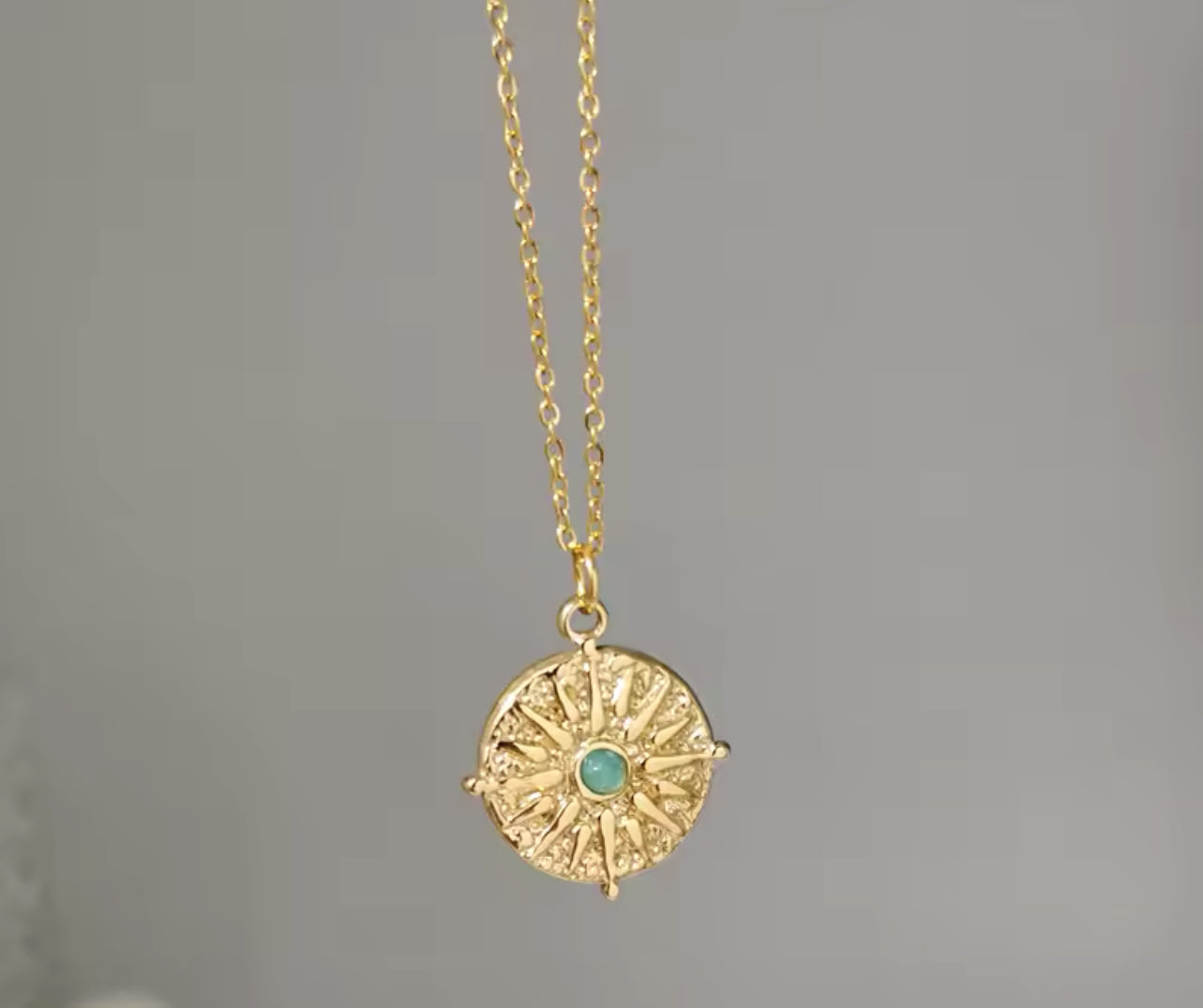 Collier Bruna pendentif rond soleil et pierre naturelle verte