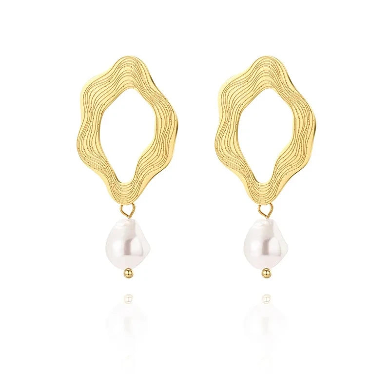 Boucles d’oreilles « Noa » pendantes avec perle naturelle. Acier inoxydable doré