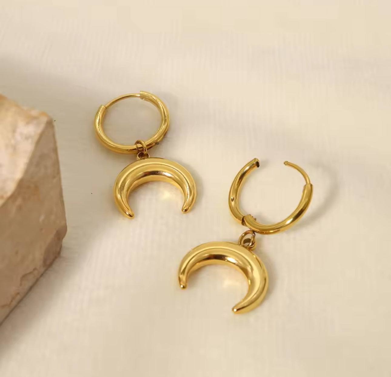 Boucles d’oreilles Moon dorées pendantes demi lune