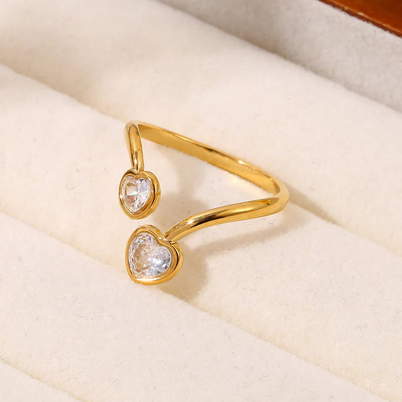 Bague Amaya dorée asymétrique cœurs strass zircones