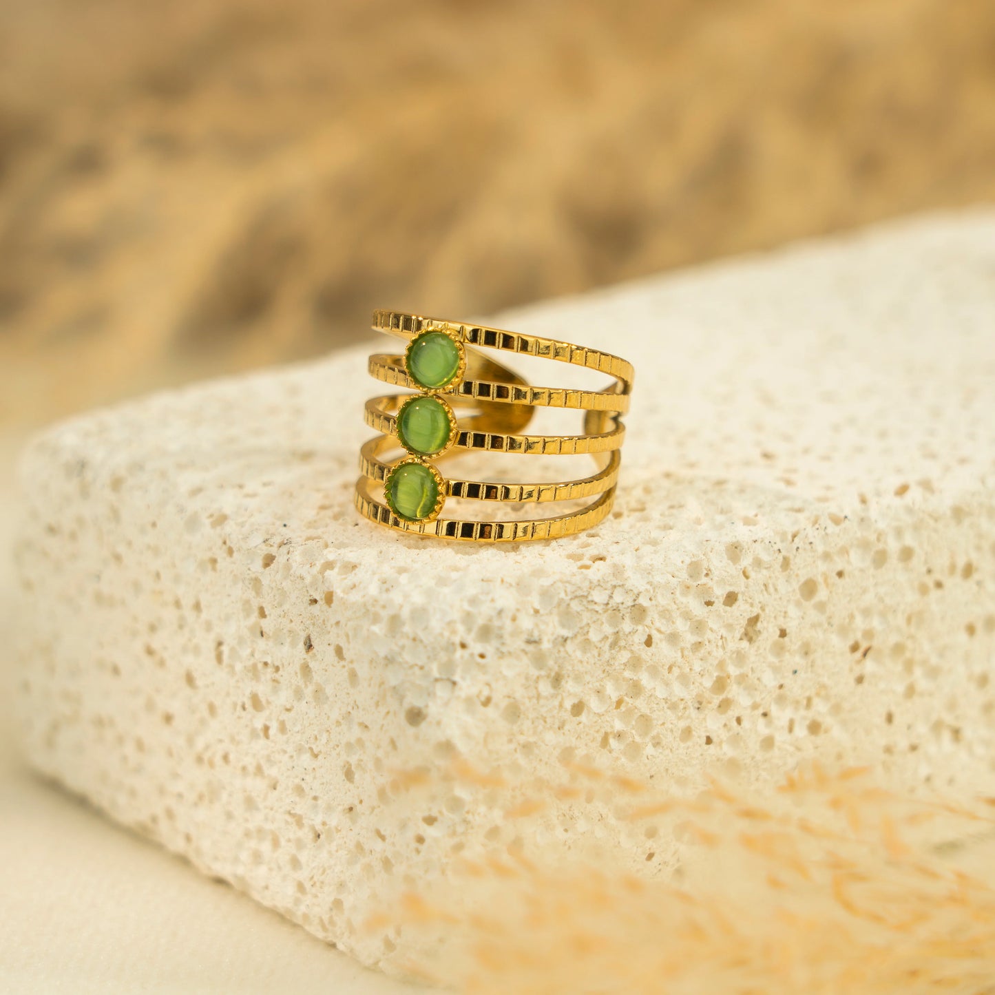 Bague Vela dorée avec perles vertes ajustable