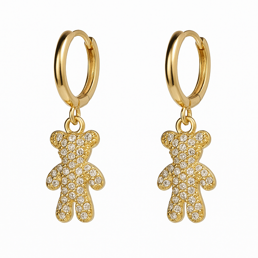 Boucles d’oreilles AVA – Créoles dorées en acier inoxydable avec pendentif ourson strassé | Bijou tendance femme