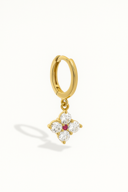 Créole Stellar Dorée Femme – Trèfle à Zircones Blanches & Rouge en Acier Inoxydable (Vendue à l’Unité)
